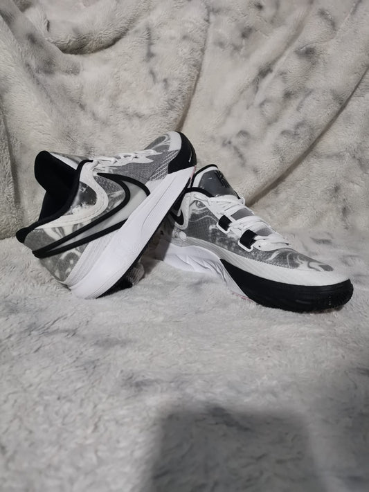 NIKE KYRIE talla 30.0