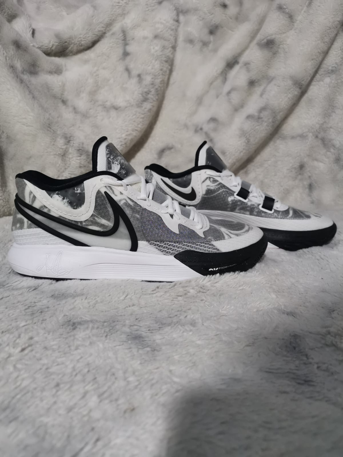 NIKE KYRIE talla 30.0