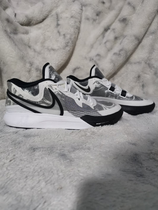 NIKE KYRIE talla 30.0